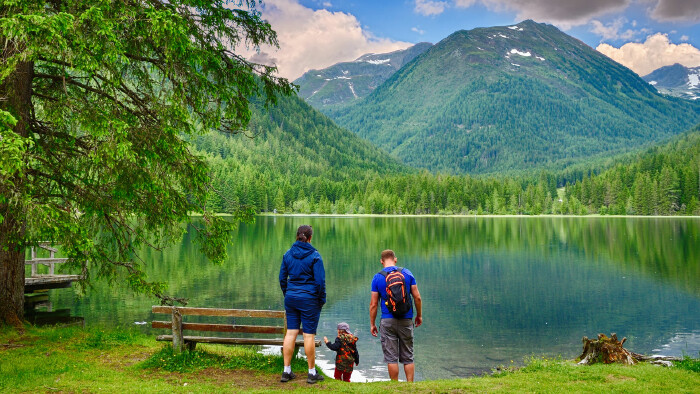 Familie beim Wanderurlaub am See © Hajarimanitra , stock.adobe.com Familie beim Wanderurlaub am See