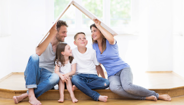 Familie träumt vom eigenen Haus