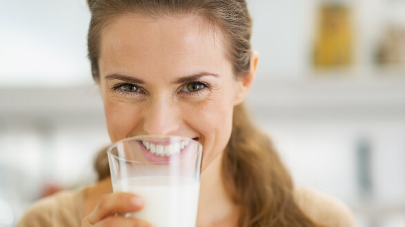 Frau trinkt ein Glas Milch